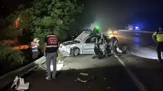 Kocaeli'de tırın arızalı otomobile çarpması sonucu 1 çocuk yaşamını yitirdi, 3 kişi yaralandı