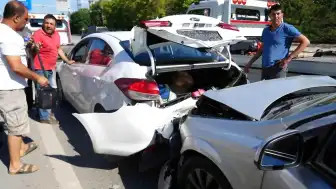 Kocaeli'de zincirleme trafik kazası: 1'i çocuk 3 yaralı