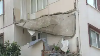 Küçükçekmece'de 5 Katlı Binanın Balkonu Çöktü: Bina Tahliye Edildi