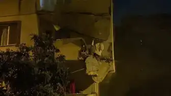 Küçükçekmece'de Balkonları Çöken Bina Tahliye Edildi
