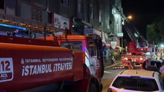 Küçükçekmece'de İş Merkezinde Yangın: 4 İş Yerinde Hasar Oluştu