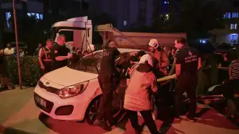 Ümraniye'de Kamyon ile Otomobil Çarpıştı: 1'i Ağır 4 Yaralı
