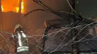 Avcılar'da TIR Garajında Çıkan Yangında 5 Araç Küle Döndü