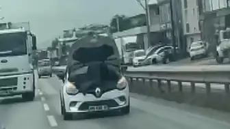 Seyir Halindeki Araçta Tehlikeli Tamirat: Trafikte İlginç Anlar