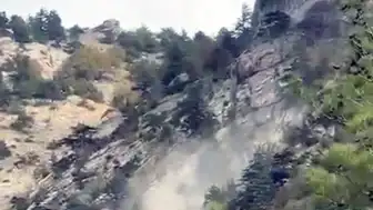Adana ve Osmaniye'de Depremler Sonrası Kozan'da Kaya Kütlesi Düştü, Paniğe Neden Oldu