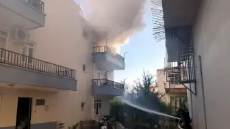 Antalya Serik'te Yangın: Balkonda Mahsur Kalan Kedi Kurtarıldı, Bir Kedi Kayıp