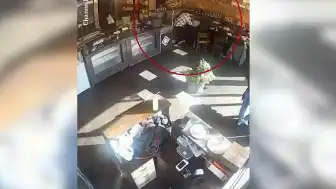 Diyarbakır'da Hayat Kurtaran Müdahale Kamerada: Ciğerci İşletmecisi Nefes Borusuna Salata Kaçan Vatandaşı Kurtardı