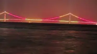 1915 Çanakkale Köprüsü Galatasaray'ın Şampiyonluğu İçin Sarı-Kırmızıya Büründü