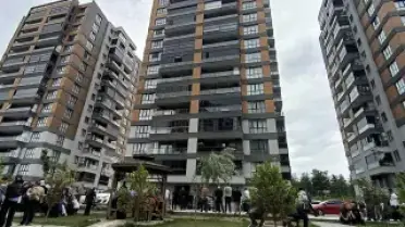 Apartman Sakini, Asansörde Mahsur Kalanları Kurtarmak İsterken Boşluğa Düşerek Hayatını Kaybetti