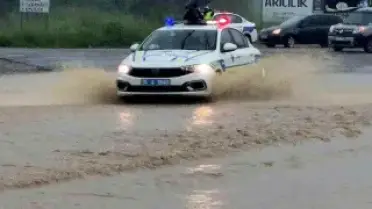 Bartın'da Irmak Taştı, Kara Yolu Ulaşıma Kapandı