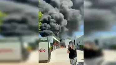 Bursa'da Bir İş Yerinde Yangın: Siyah Duman Gökyüzünü Kapladı