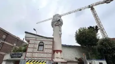 Fatih'te 400 Yıllık Cami Minaresi Vinç Kazasıyla Yıkıldı