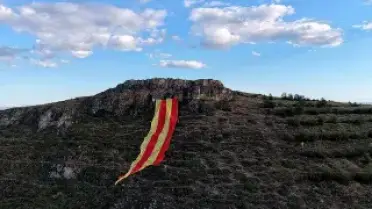 Galatasaray taraftarlarından dağda dev bayrakla şampiyonluk kutlaması