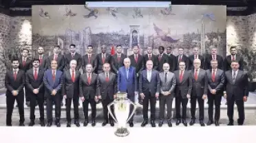 Galatasaray Teknik Heyeti ve Oyuncuları, Cumhurbaşkanı Erdoğan'ı Ziyaret Etti