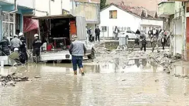 Havza'da Sel Afeti: 12 Kişi Hafif Yaralandı, Eğitime Ara Verildi