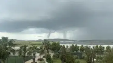 İzmir Menemen'de Hortum Paniği: Ani Hava Değişikliği Etkili Oldu
