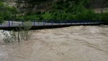 Kelkit Çayı'nda Debisi Yükseldi, Yeşilçam Köprüsü Ulaşıma Kapatıldı