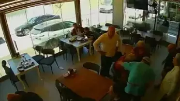 Kuşadası'nda Bir Turist Heimlich Manevrası ile Kurtarıldı