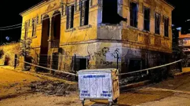 Manisa'da Tarihi Bina Çöktü, Araç Hasar Gördü