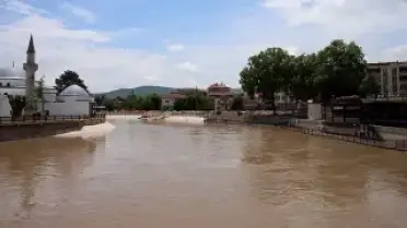 Tokat'ın Turhal İlçesinde Yeşilırmak Taşkın Riski Nedeniyle Tahliyeler Başladı, Eğitime Ara Verildi