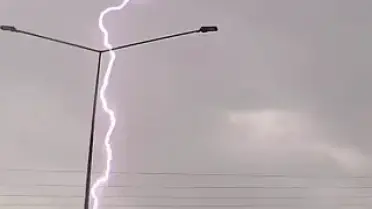 Tokat'ta Yıldırım Düşme Anı Araç Kamerasına Yansıdı