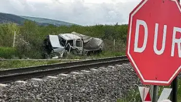 Tren kamyonete çarptı: 1 kişi hayatını kaybetti, 3 kişi yaralandı