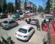 Park Halindeki Araca Çarpan Mopedden Yere Savrulan 2 Kişi, Sürücünün Dikkatli Müdahalesiyle Ezilmekten Kurtuldu