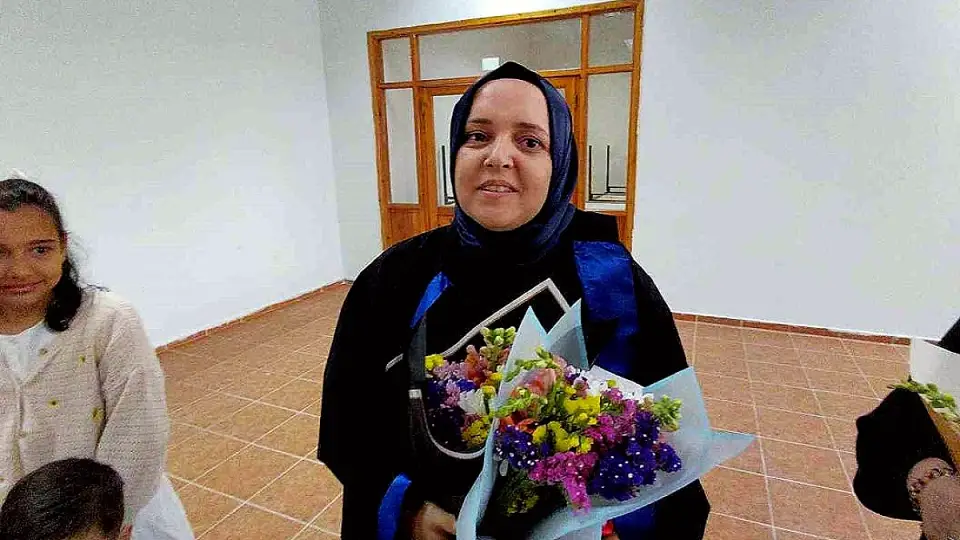 3 çocuk annesi Sibel Tuna, üniversiteyi okul birincisi olarak tamamladı
