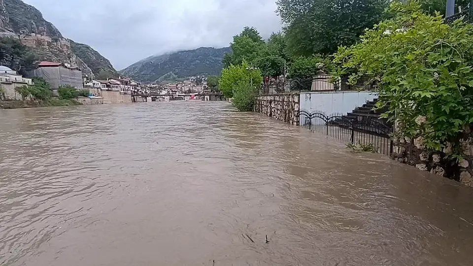 Amasya Valisi Bakan'dan Yeşilırmak Taşkını Uyarısı