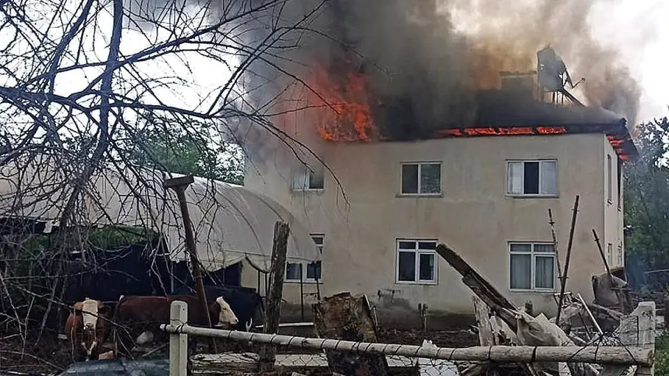 Anahtarı Üzerinde Bırakılan Takside Yakalanan Şüpheli, Ailesinin Evini Ateşe Verdi