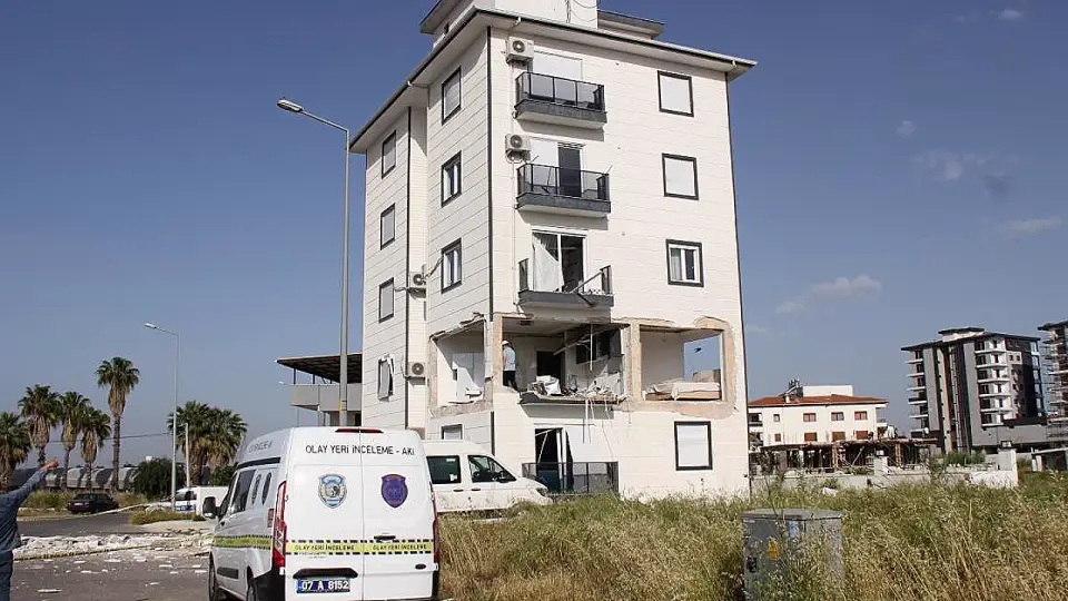 Antalya'da Apartman Dairesinde Patlama: 1 Ağır Yaralı