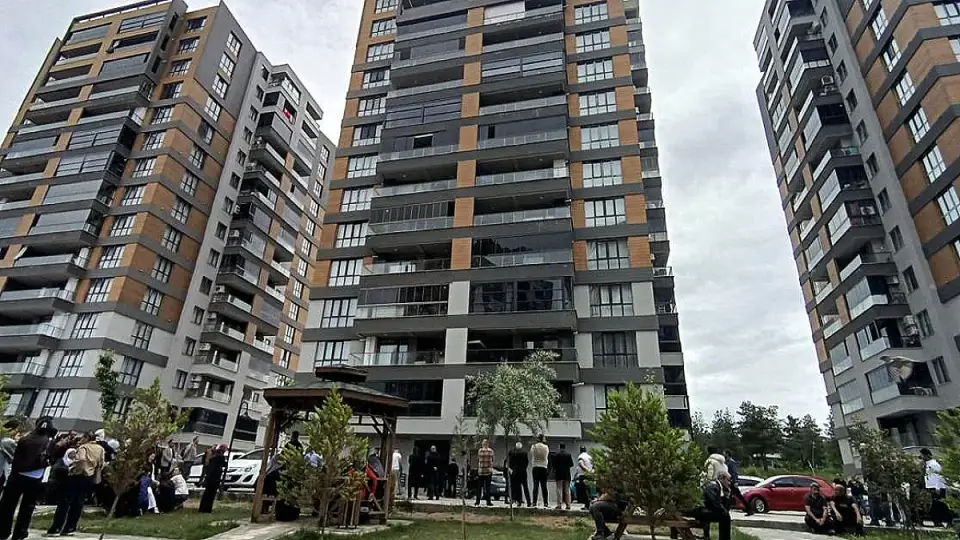 Apartman Sakini, Asansörde Mahsur Kalanları Kurtarmak İsterken Boşluğa Düşerek Hayatını Kaybetti
