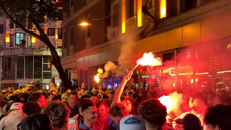 Aston Villa Taraftarları İstanbul'da Şampiyonluğu Coşkuyla Kutladı