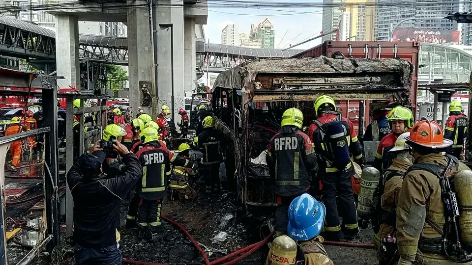 Bangkok'ta Yük Treni Halk Otobüsüne Çarptı: 8 Kişi Hayatını Kaybetti
