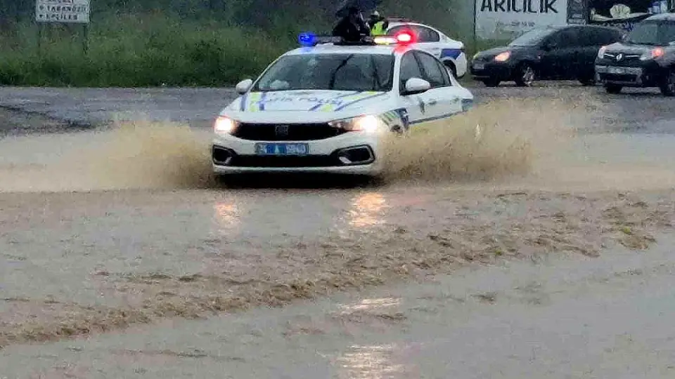 Bartın'da Irmak Taştı, Kara Yolu Ulaşıma Kapandı
