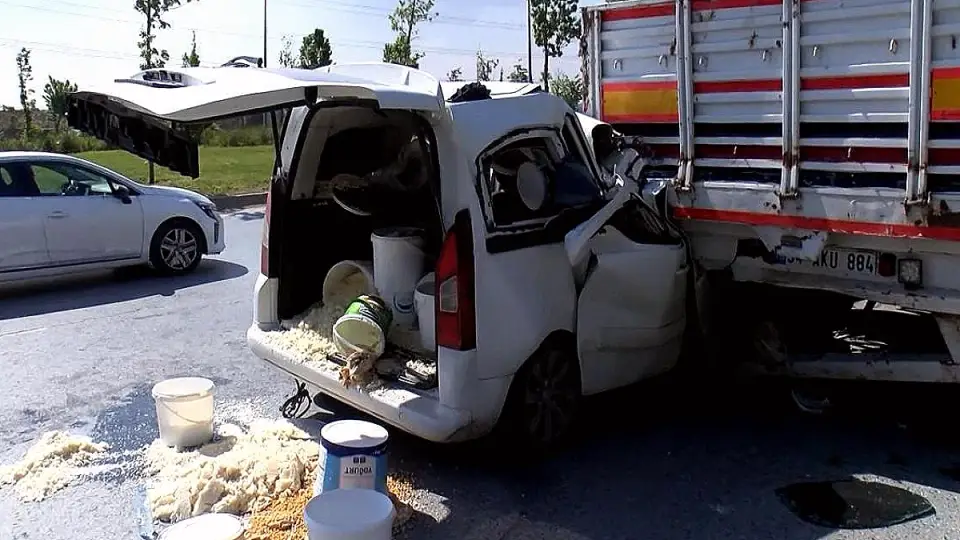 Başakşehir'de Kaza Tutanağı Sırasında Arkadan Çarpma: Bir Sürücü Sıkıştı