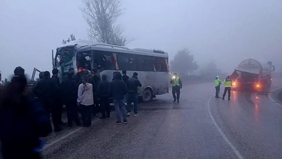 Bolu'da Tanker ve Yolcu Minibüsü Çarpıştı: 3 Ağır Yaralı