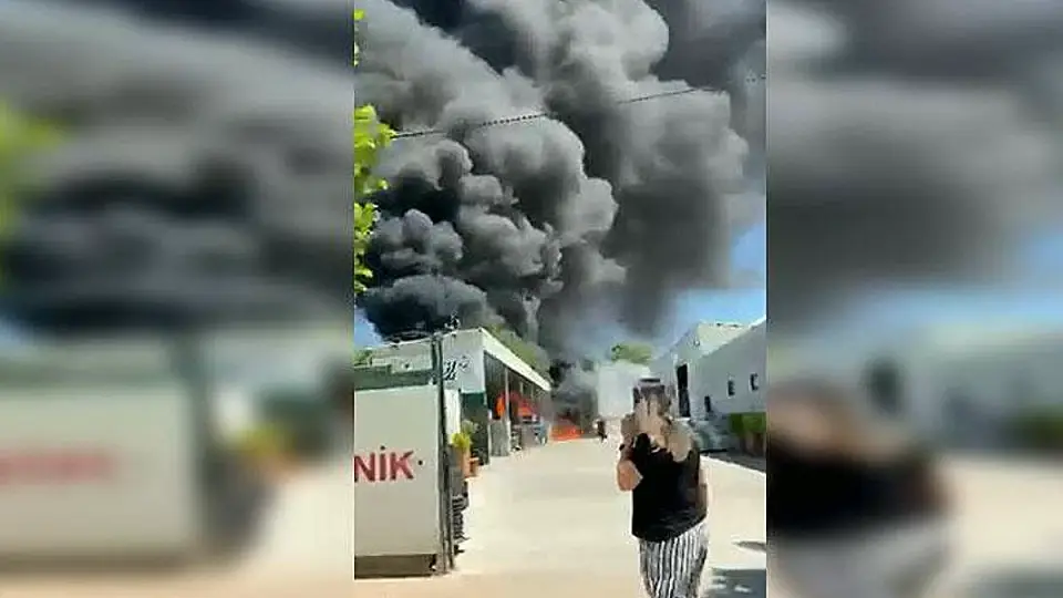 Bursa'da Bir İş Yerinde Yangın: Siyah Duman Gökyüzünü Kapladı