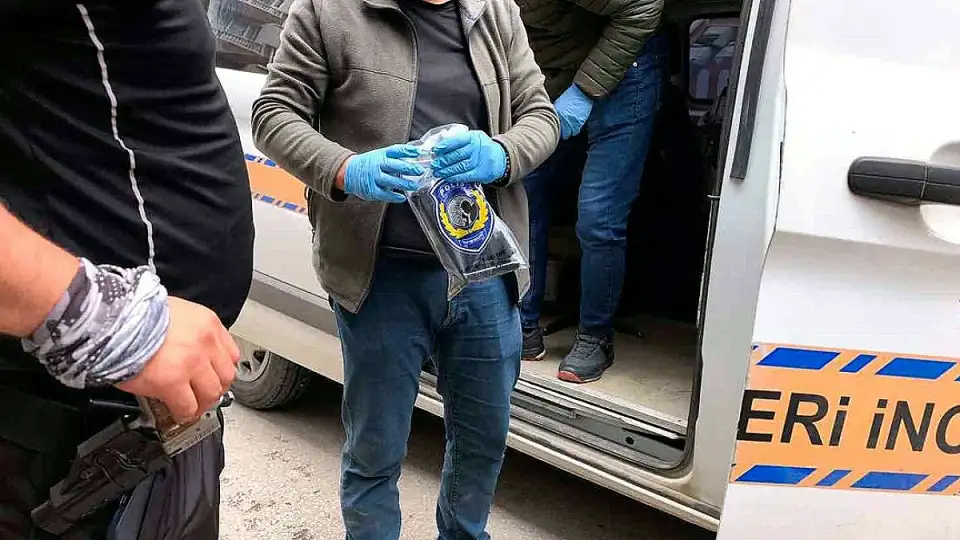 Bursa'da Polisten Kaçan Şüphelinin Üzerinden Ruhsatsız Tabanca ve Mermiler Çıktı