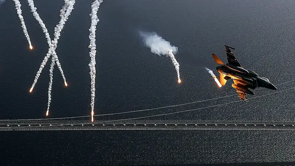 Çanakkale Semalarında Savaş Uçakları Nefes Kesti