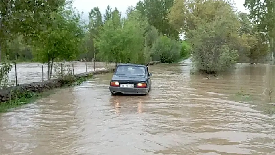 Çekerek Irmağı Taştı: Tokat'ta Köylerde Ulaşım ve Tarım Durdu
