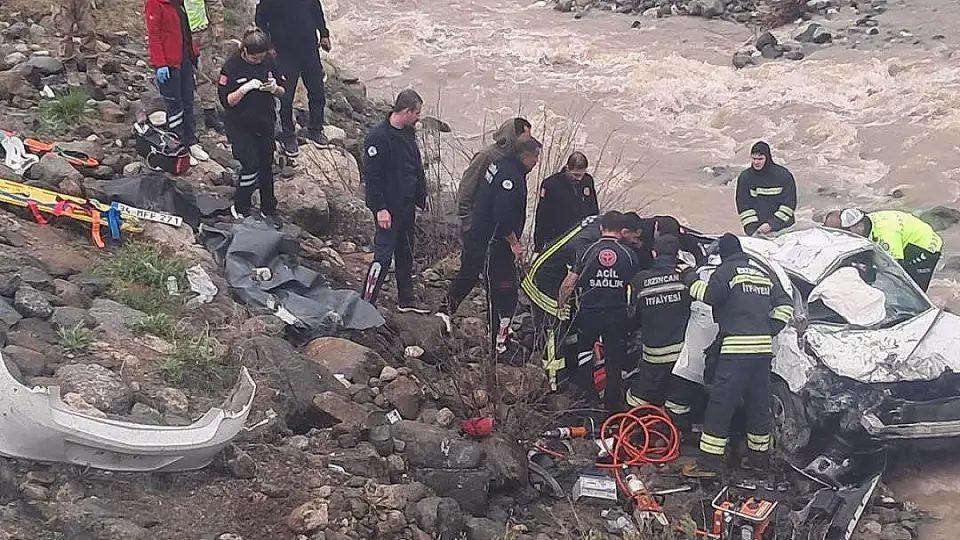 Erzincan'da Trafik Kazası: 2 Kişi Hayatını Kaybetti, 1 Kişi Yaralandı