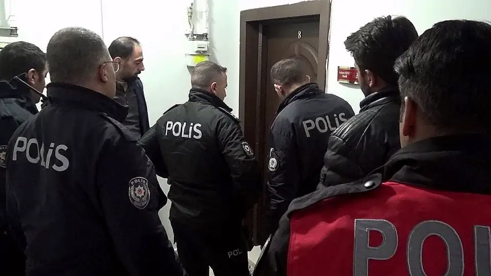 Erzurum'da 17 Yaşındaki Y.A.Y. Anneannesini Bıçaklayıp Rehin Aldı
