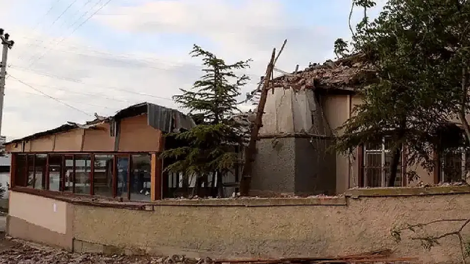 Eskişehir'de Yıldırım Düşen Caminin Minare Yıkıldı, İmam Yaralandı