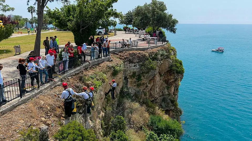Falez bandında yamaç temizliği yapıldı