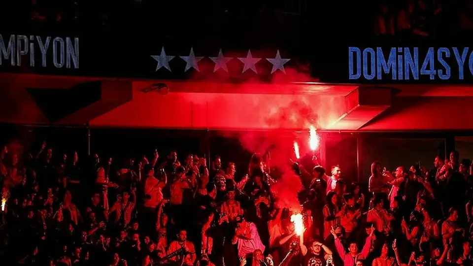 Galatasaray Şampiyonluğunu Taraftarıyla Kutluyor