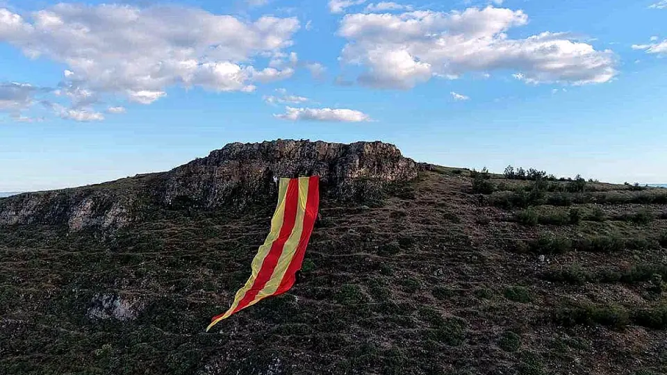 Galatasaray taraftarlarından dağda dev bayrakla şampiyonluk kutlaması