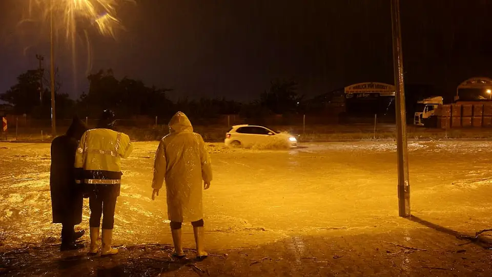 Hatay'da Şiddetli Yağış Sele Neden Oldu: Köprü Çöktü, Bir Kişi Hayatını Kaybetti