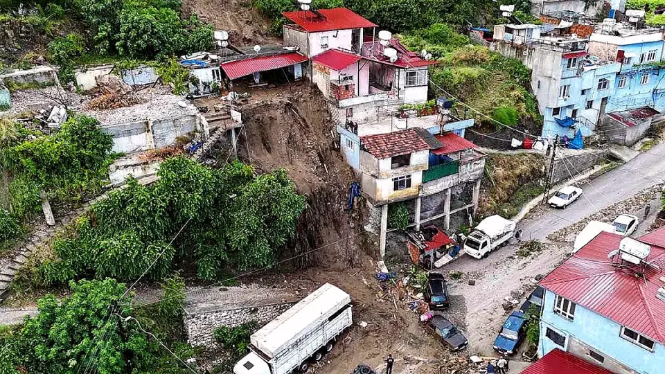 Hatay'da Şiddetli Yağış Sonrası Ev Çöktü: 1 Ölü, 3 Yaralı