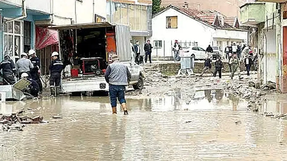 Havza'da Sel Afeti: 12 Kişi Hafif Yaralandı, Eğitime Ara Verildi